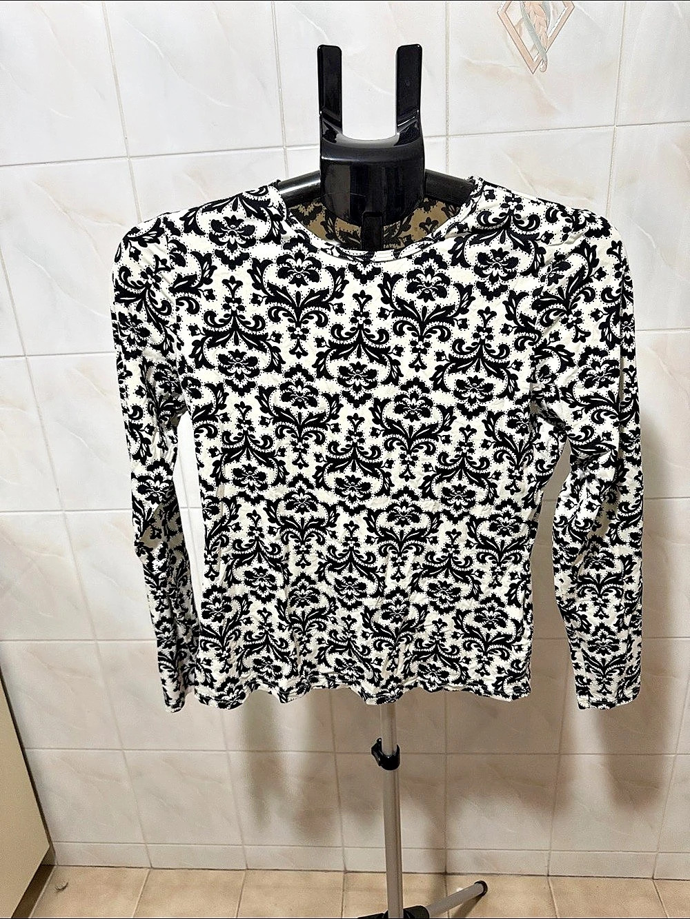 Lands End Floral Long Sleeve swim Top in White & Black Size XS